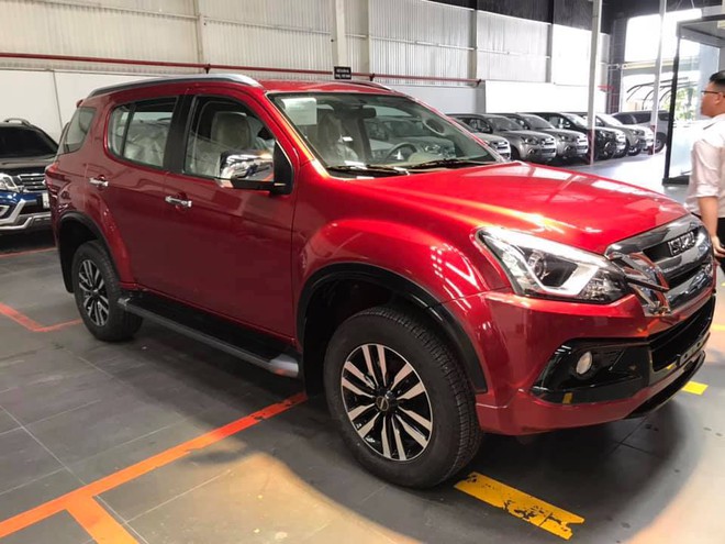 Isuzu MU-X giá đã rẻ nhất phân khúc còn giảm SỐC, đe dọa Fortuner